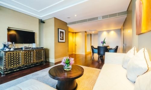spacious-room-with-wooden-table_1203-1489